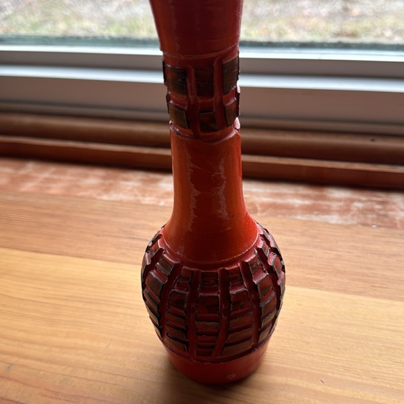 Mid century orangish red vase with raised texture, smoke free home 10"h - Picture 3 of 7